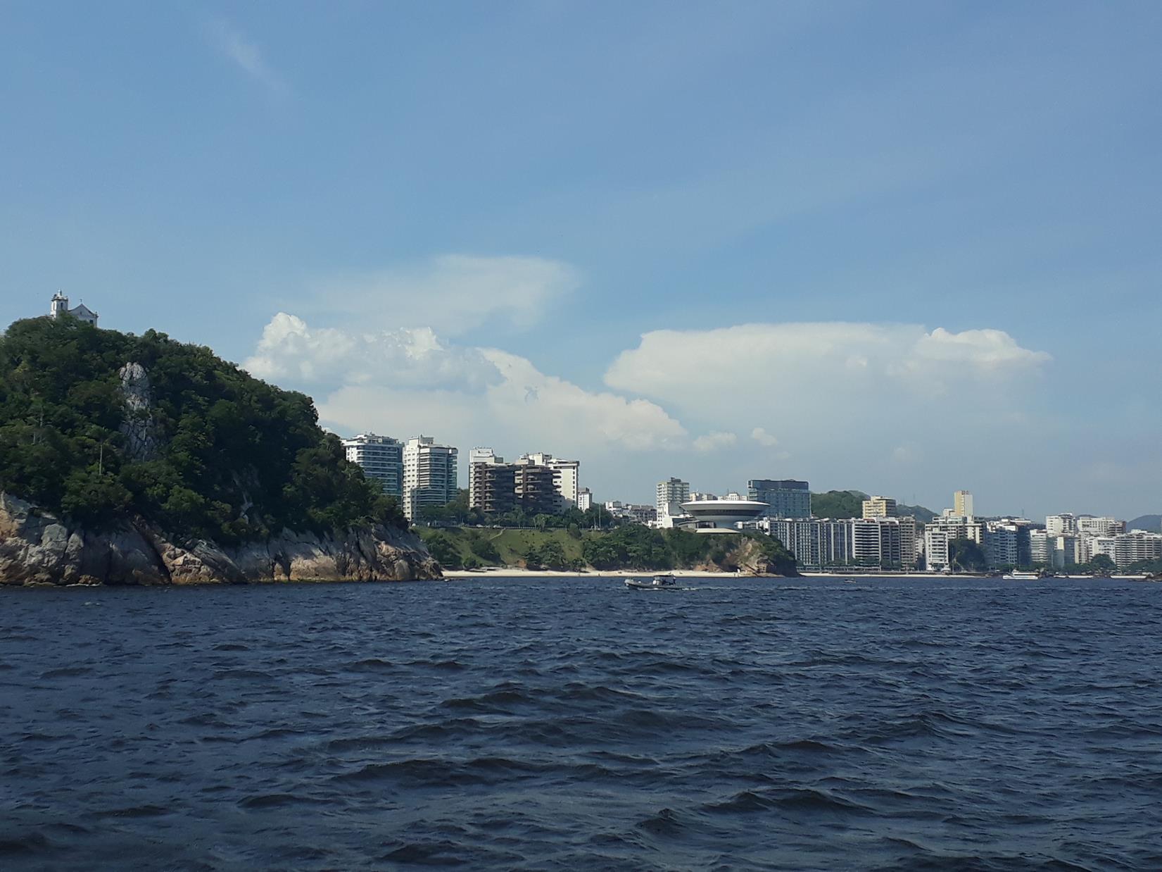 Visite o centro cultural da Marinha e faça um passeio marítimo.